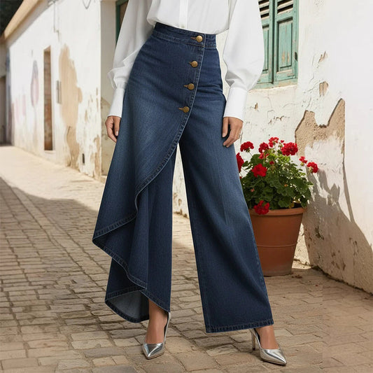 Asymmetrische wrap jeans 👖 Een combinatie van culottes en een pantalon, met een hoge taille voor een optisch langer lijkend effect, wijde pijpen en een zwierige pasvorm, en diagonaal geplaatste knopen – transformeer jezelf direct in een fashionista!