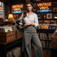 Asymmetrische wrap jeans 👖 Een combinatie van culottes en een pantalon, met een hoge taille voor een optisch langer lijkend effect, wijde pijpen en een zwierige pasvorm, en diagonaal geplaatste knopen – transformeer jezelf direct in een fashionista!