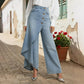 Asymmetrische wrap jeans 👖 Een combinatie van culottes en een pantalon, met een hoge taille voor een optisch langer lijkend effect, wijde pijpen en een zwierige pasvorm, en diagonaal geplaatste knopen – transformeer jezelf direct in een fashionista!