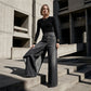 Asymmetrische wrap jeans 👖 Een combinatie van culottes en een pantalon, met een hoge taille voor een optisch langer lijkend effect, wijde pijpen en een zwierige pasvorm, en diagonaal geplaatste knopen – transformeer jezelf direct in een fashionista!