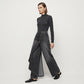 Asymmetrische wrap jeans 👖 Een combinatie van culottes en een pantalon, met een hoge taille voor een optisch langer lijkend effect, wijde pijpen en een zwierige pasvorm, en diagonaal geplaatste knopen – transformeer jezelf direct in een fashionista!
