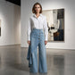 Asymmetrische wrap jeans 👖 Een combinatie van culottes en een pantalon, met een hoge taille voor een optisch langer lijkend effect, wijde pijpen en een zwierige pasvorm, en diagonaal geplaatste knopen – transformeer jezelf direct in een fashionista!