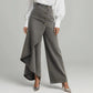 Asymmetrische wrap jeans 👖 Een combinatie van culottes en een pantalon, met een hoge taille voor een optisch langer lijkend effect, wijde pijpen en een zwierige pasvorm, en diagonaal geplaatste knopen – transformeer jezelf direct in een fashionista!