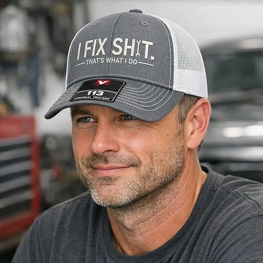 Truckerpet met mesh achterkant en “I Fix Shit“-borduurwerk